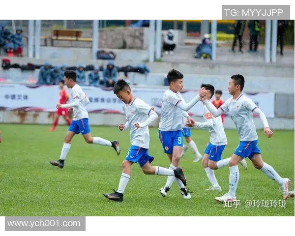 中国足球教练席上的明星球员们如何影响本土足球发展与青训体系